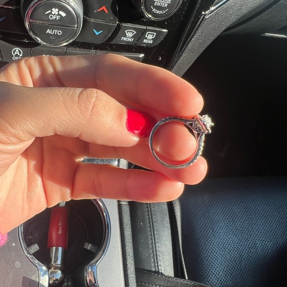 Engagement diamond ring - Picture 2 of 7